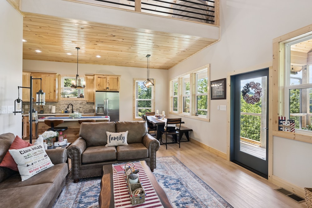 Bear Cheeks 4 Bedroom Cabin