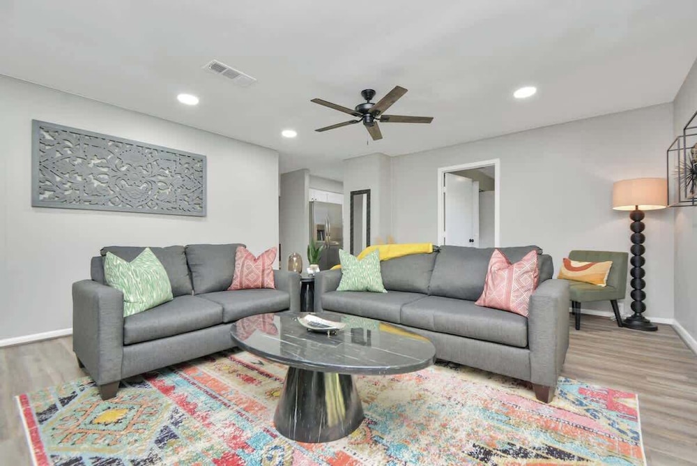 4 BR Luxury Home in Friendswood
