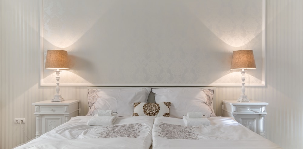 Chestnut & Eliza Suites - Superior Homes