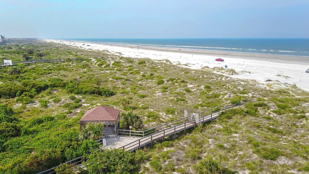 Seaside Haven: Stylish Condo, Garden Views