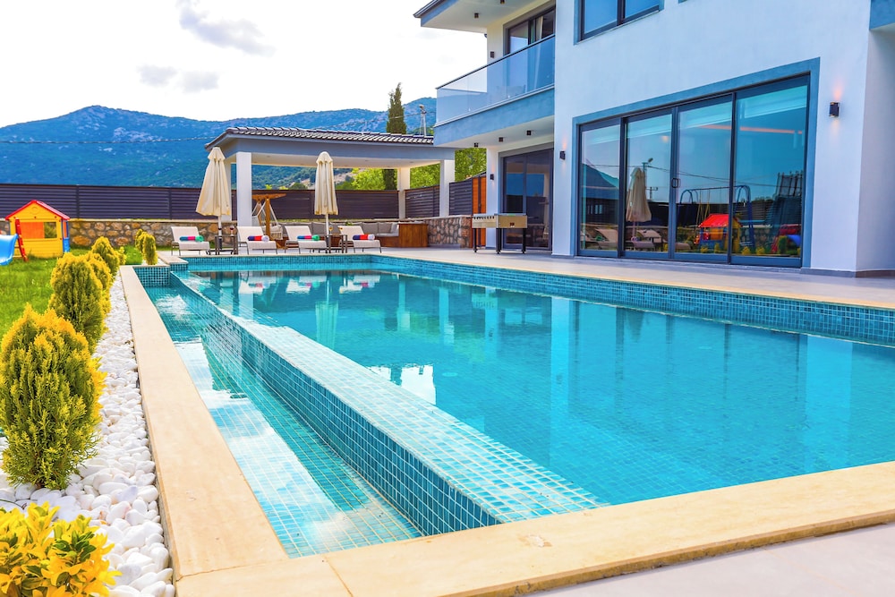 Villa White House