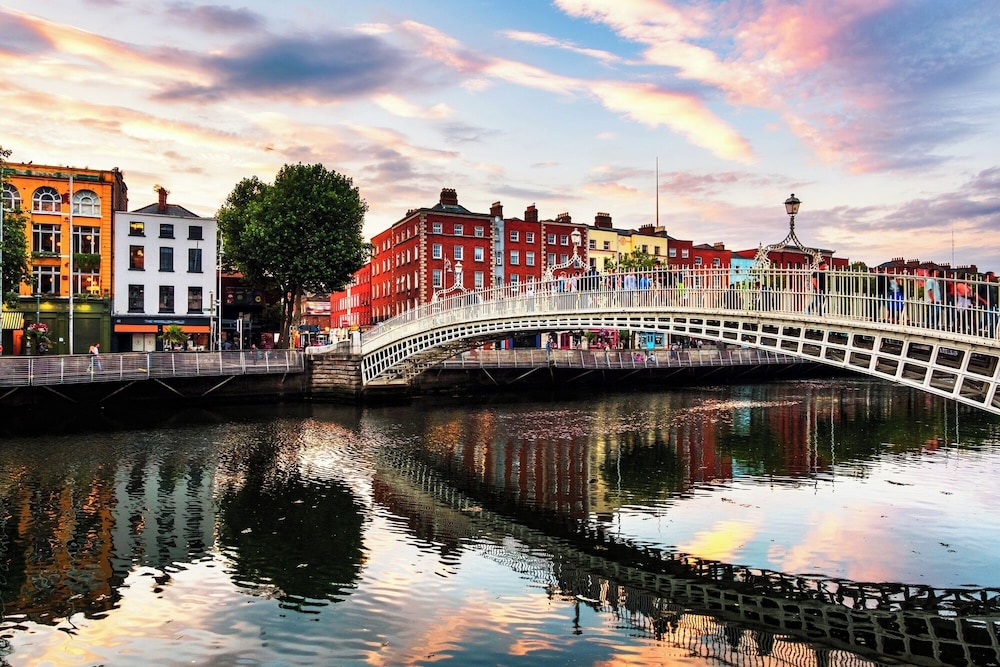 Central Dublin 2-bed Apartment -sleeps 5 & Parking