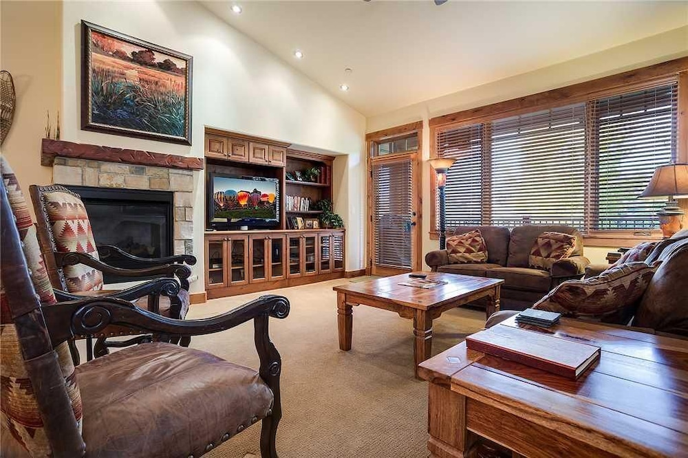 5305 Emerald Lodge, Trappeur's Crossing Apartment 4