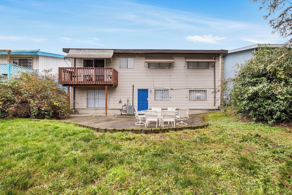 6 Mi to Downtown Seattle: Peaceful Apt w/ Patio