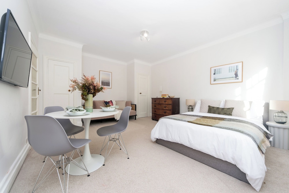 Beautifully Presented Centrally Located Studio apt