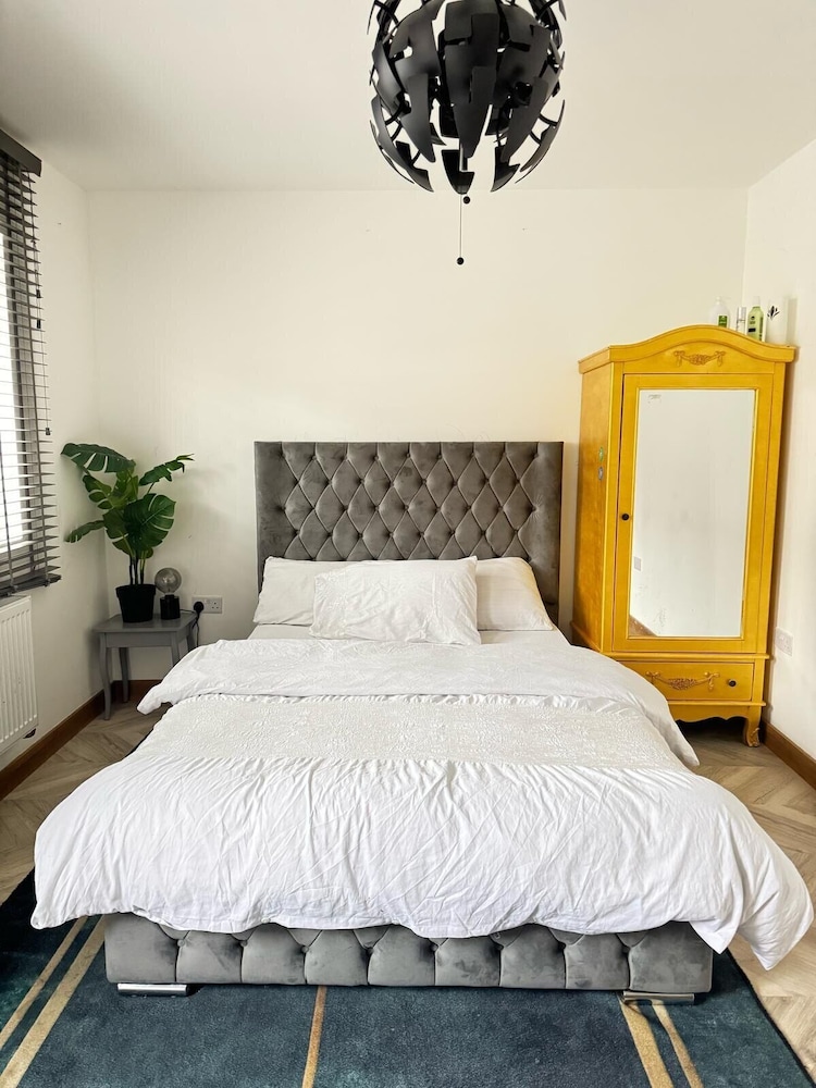 1br-sleeps2-parking-nearlondon-central
