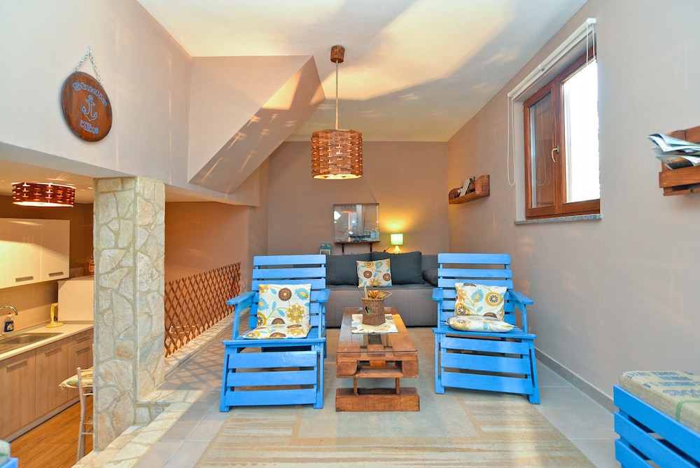 Apartment 877
