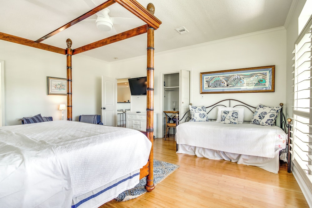 Pool, Fire Pit & Tennis Court: Gem in Bay St Louis