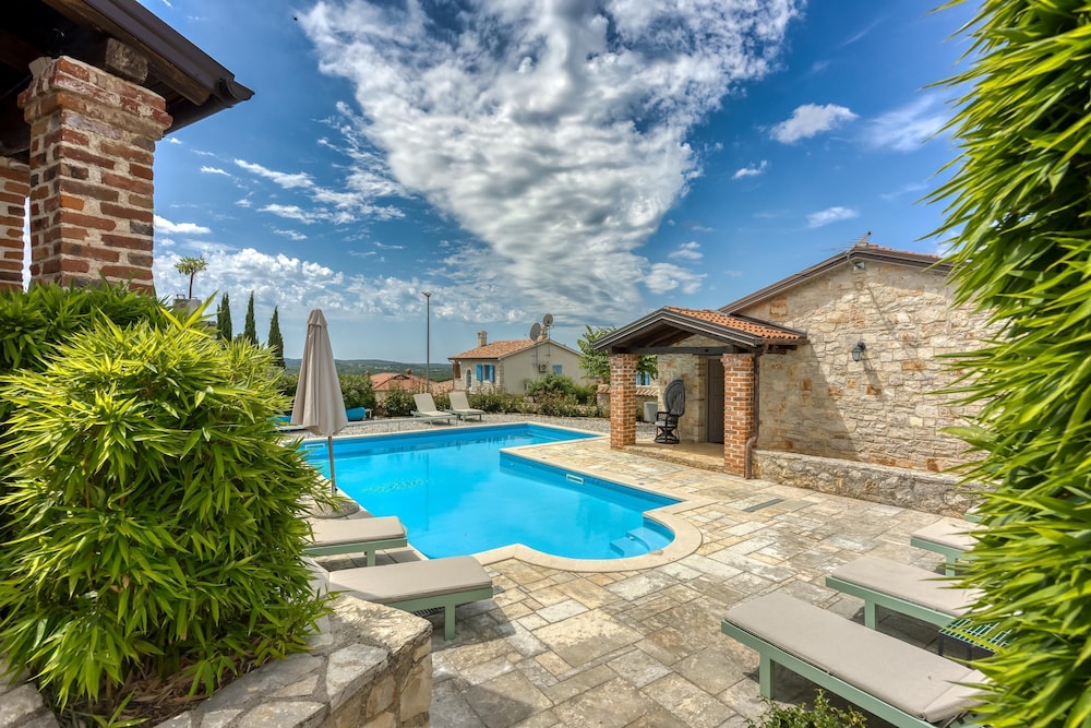 Vila Amyra With Pool