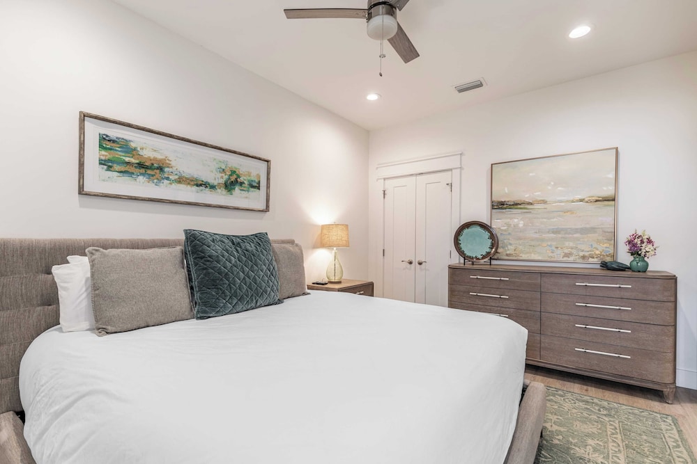 2 Homes in Destin by Avantstay   Sleeps 30, Private Pool+hot Tub, Game Room, Outdoor Bar, Walk to Beach