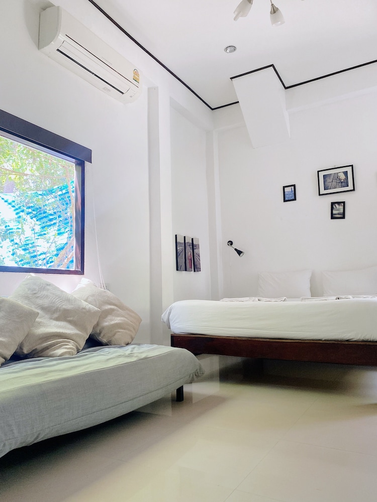 The Reef Hotel & Studios