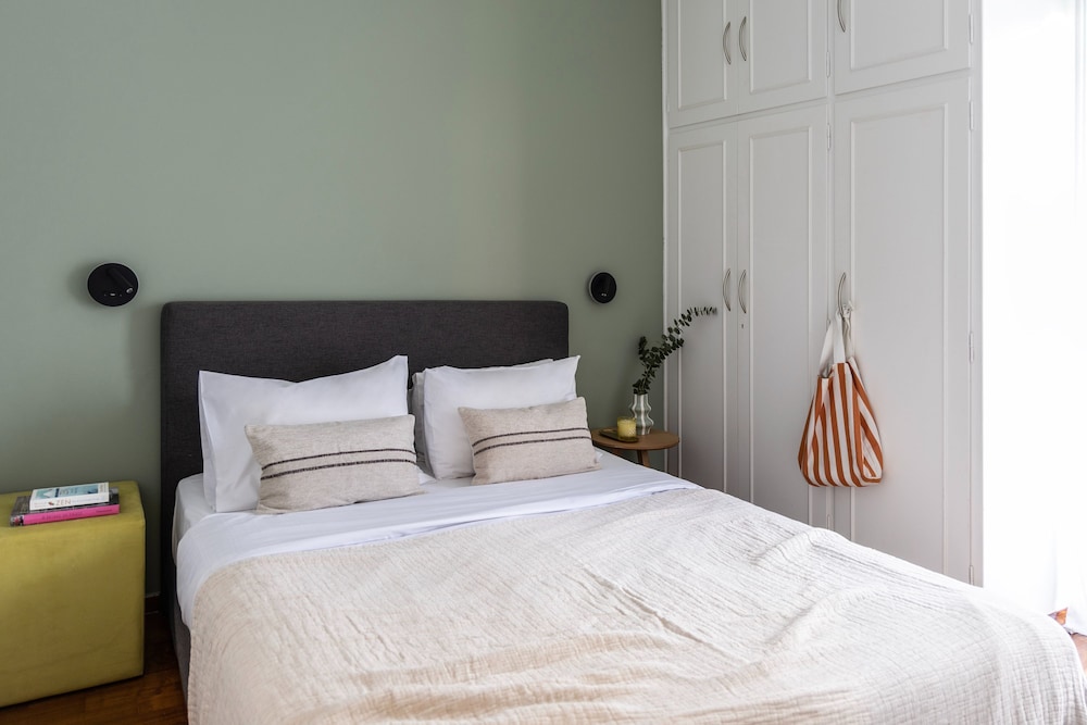 Spacious 3-bedroom Getaway With Balcony in Glyfada