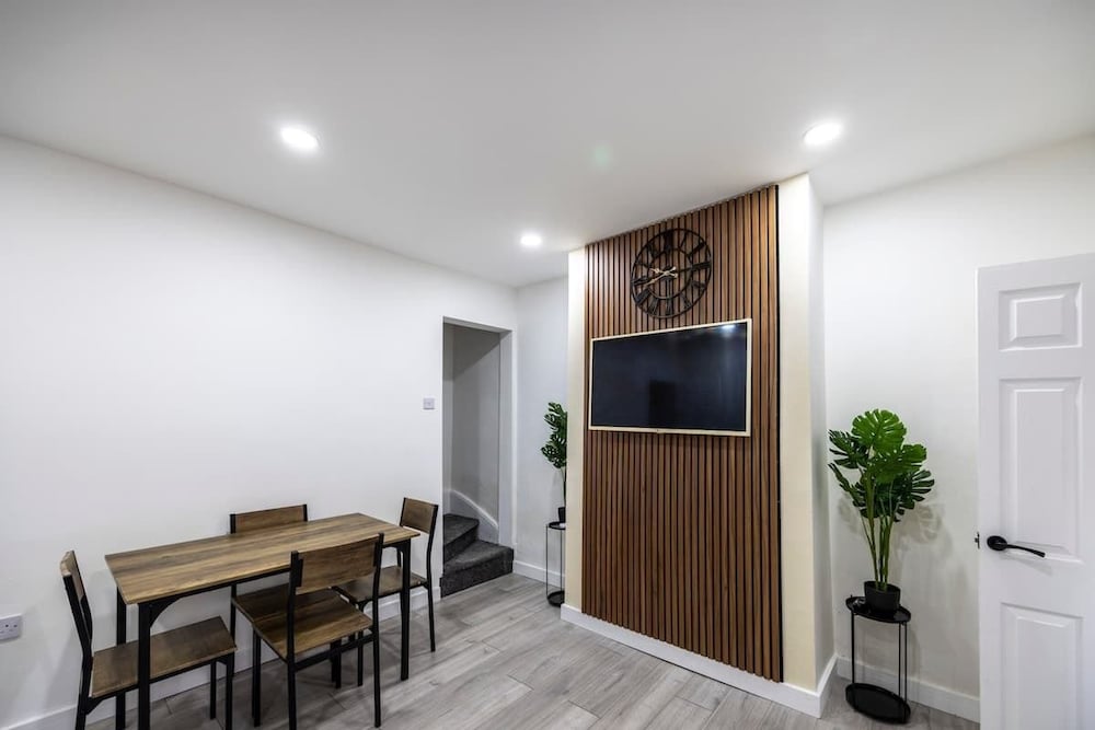 3bedroom 2 Bathroom House-free Parking 5 Beds
