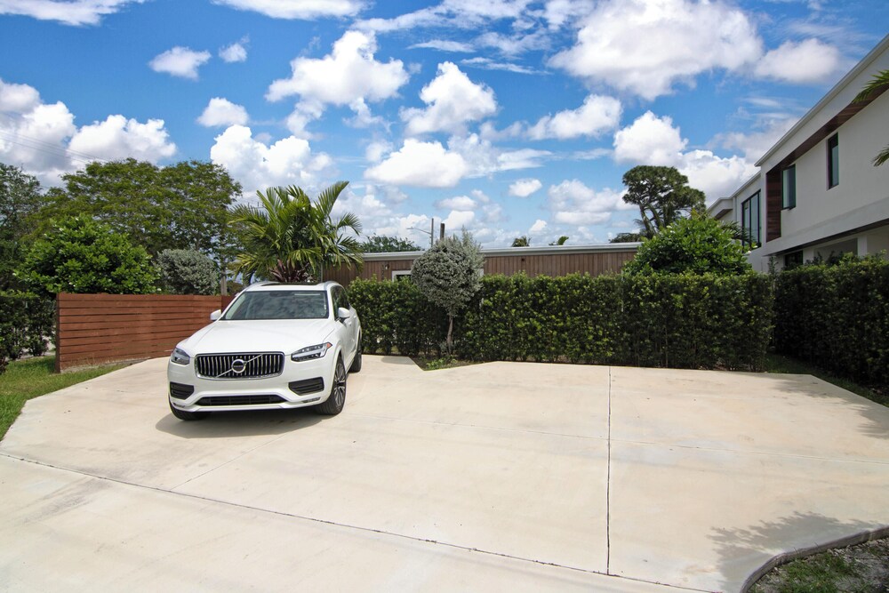 5BR Sleeps 14 w/ In-law Suite & Bbq!