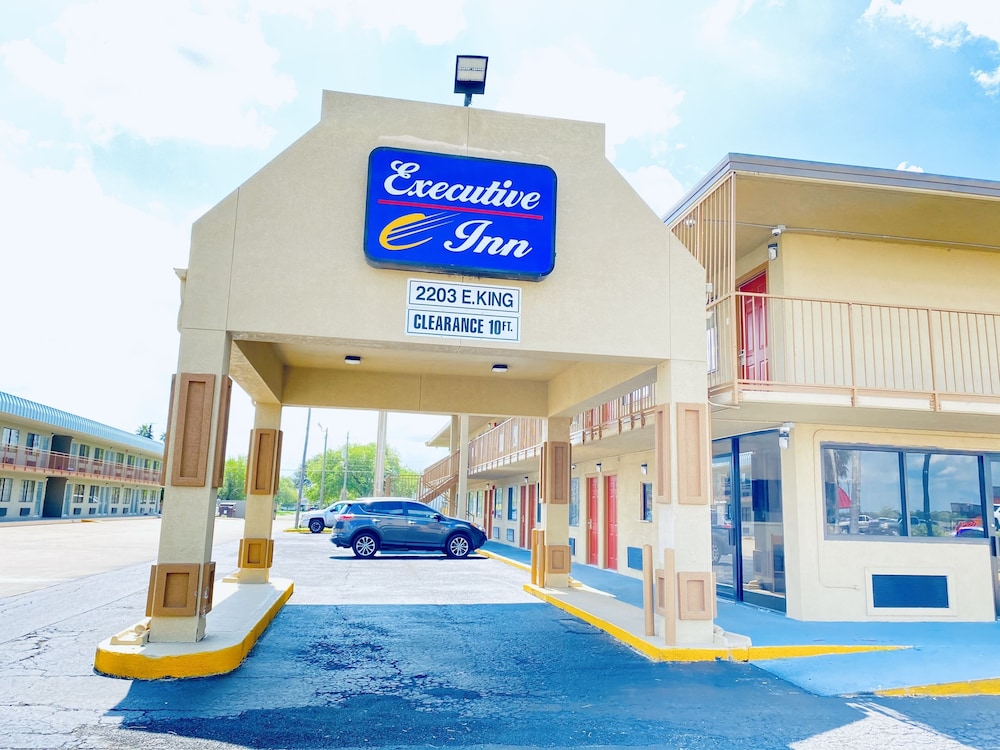 Kingsville Vacations - Executive Inn Kingsville - Property Image 1