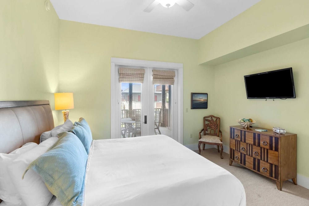 Salty Air & Blue Mountain Flair 3BR Condo w/ Pool, Balcony & Beach Access!