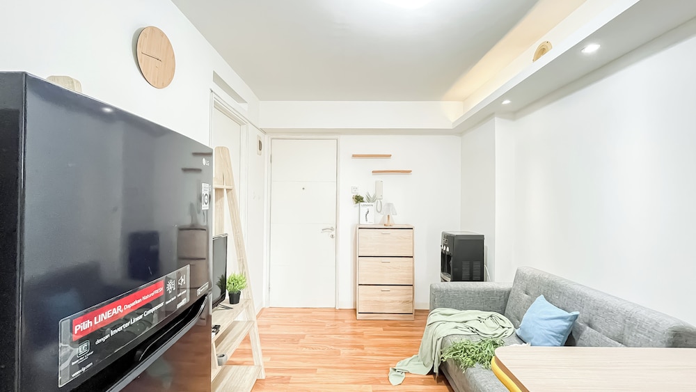Warm And Comfy 2Br At Bassura City Apartment