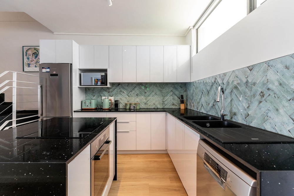 Urban Palette - Modern Artistic Green Point Apt