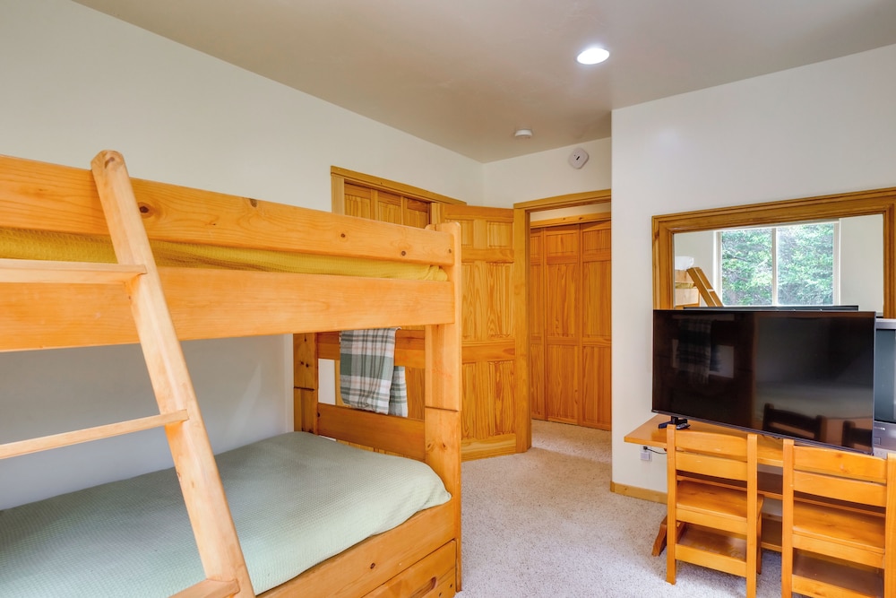 Hot Tub + Game Room: Fairplay Cabin Near Hiking
