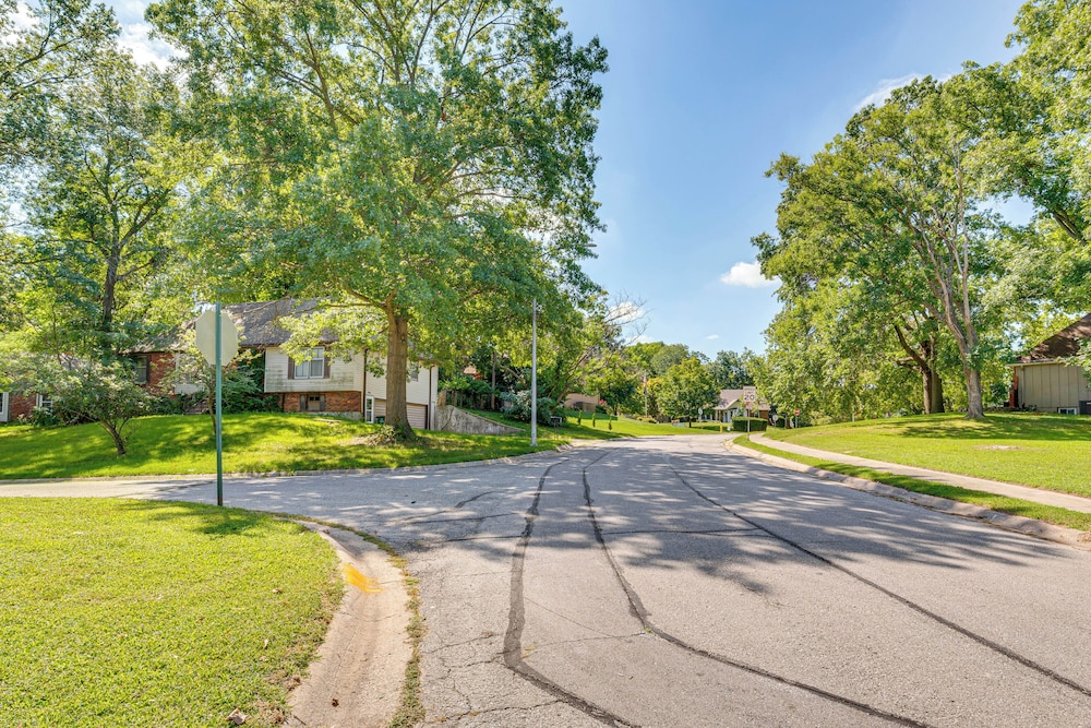 6 Mi to Cpkc Stadium: Convenient Kansas City Apt