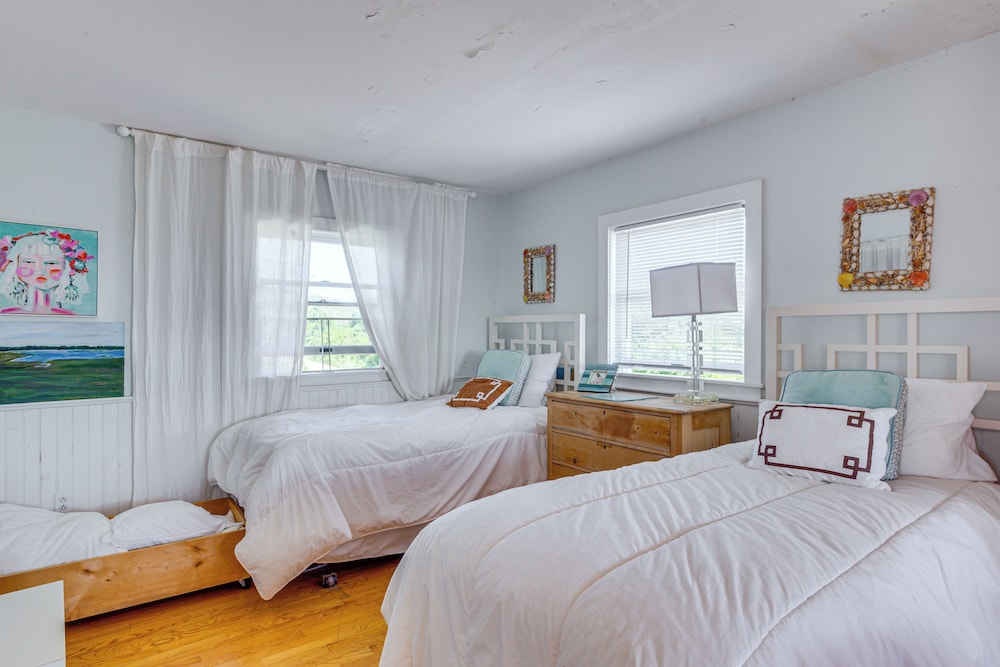 Walk to the Beach: Pet-friendly Gem in Biddeford! view 5