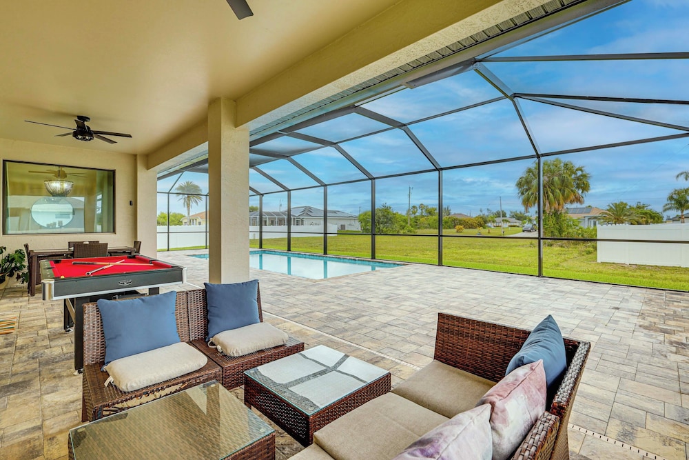 Outdoor Oasis: Spacious Family Home in Cape Coral!