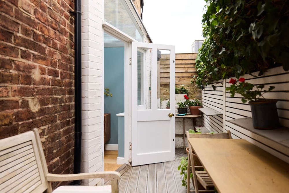 The Fulham Asylum - Modish 2bdr Flat With Patio