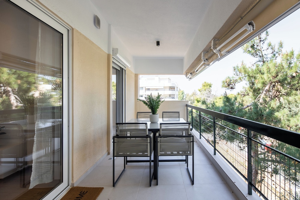 Bloom 2-Bedroom Apartment in Athens