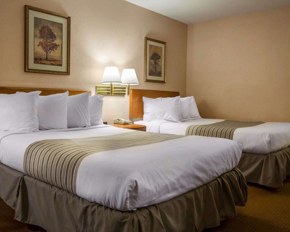 Econo Lodge Inn & Suites Columbus near Fort Benning