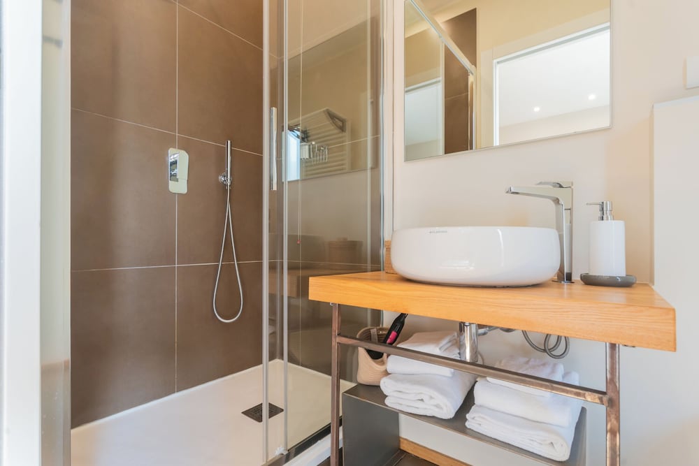 MT Studio by Rent All Como by Rent all Como photo 5