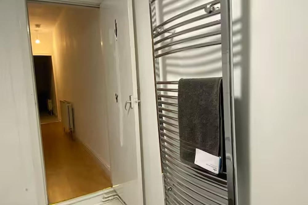Cosy 2 Bed House - Sleeps 3, Parking & Garden