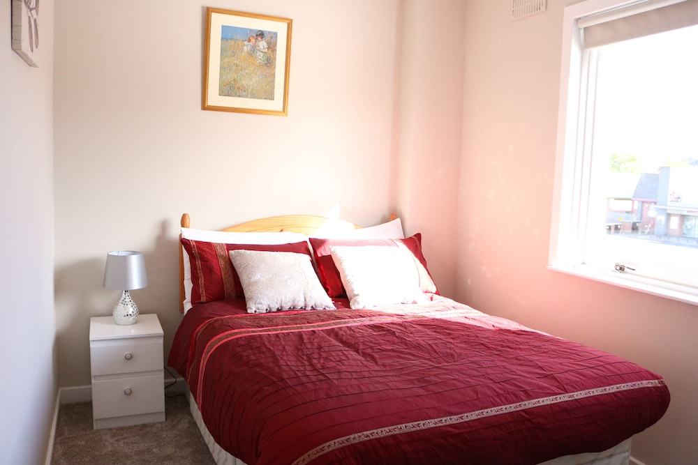 Bright 4 Bed Family Home by the Canal view 2