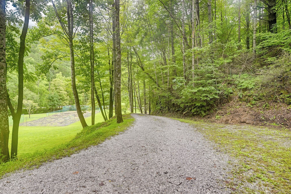 Trail Access & Tranquil Setting: Franklin Retreat!