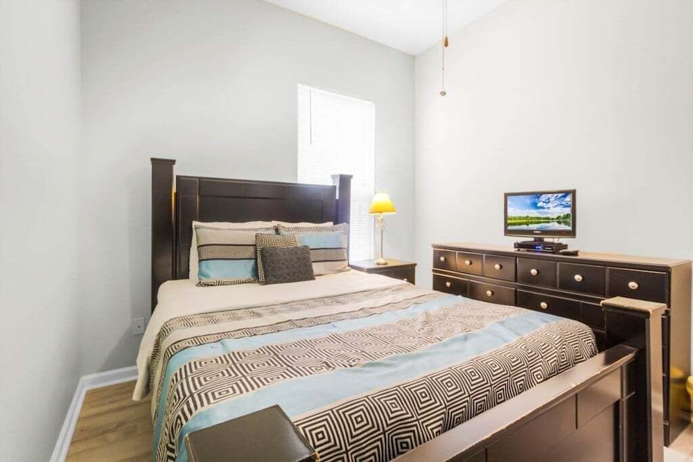 4 Bed Pool Home, Pool Table & More 4 Bedroom Villa