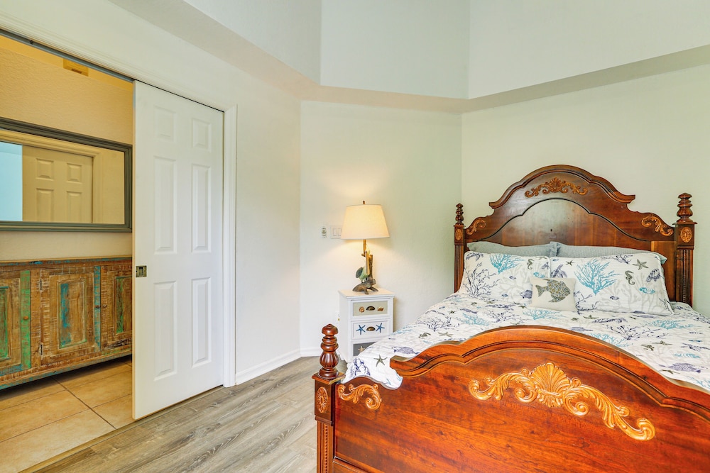 5 Mi to Naples Beach - Getaway w/ Screened Lanai!
