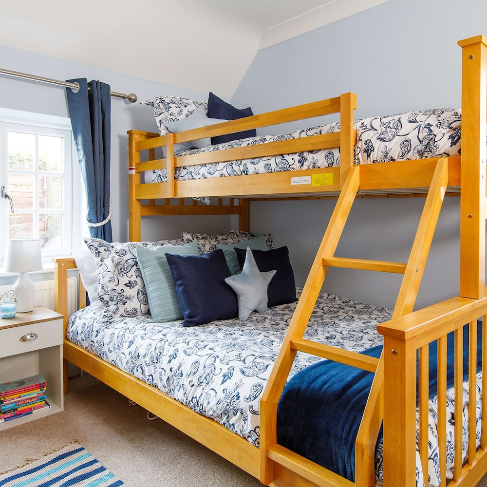 Quaint Coastal Cottage - 5 Mins From Beach view 4