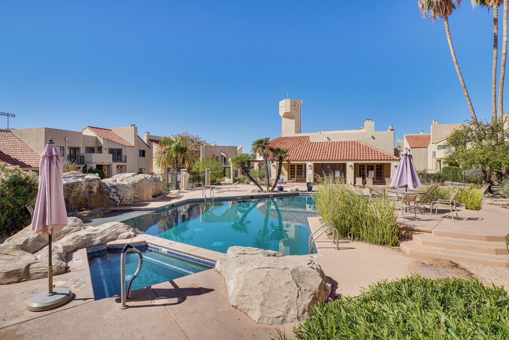 2 Mi to Tucson Mall: Condo w/ Pool & Hot Tub!