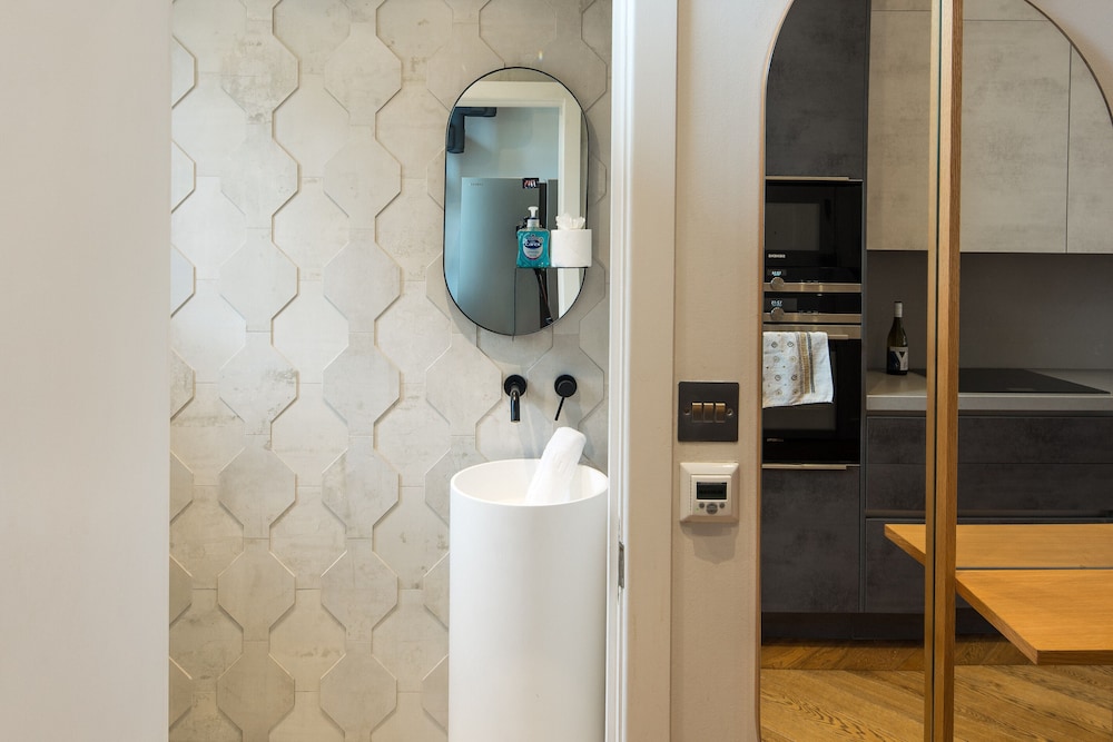Luxury 2BD Apartment in Holland Park