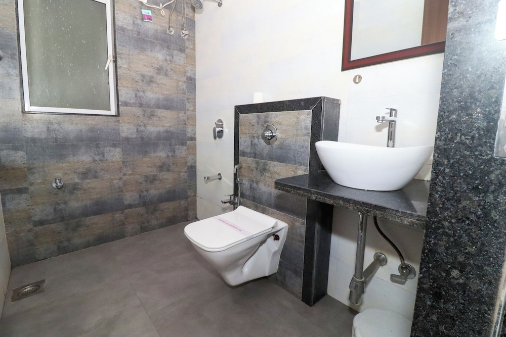 Pinaki Comfort Stay, Vile Parle - Near Airport