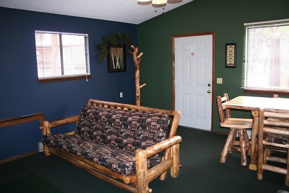 Timber Creek Chalets: 7 2 Bedroom Cabin view 5