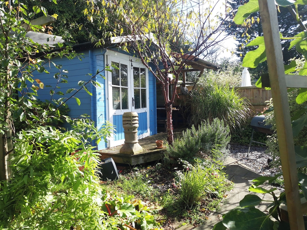 Cherry View House. 3-beds - Sleeps up to 8, Garden & Parking. Short Stays of all Types Welcome