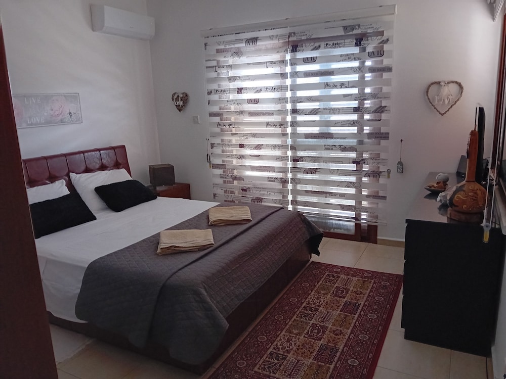 Inviting 3-bed Villa in Kayalar view 4