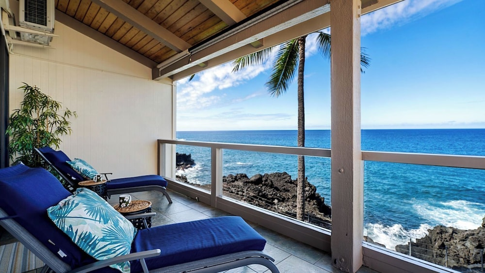 Oceanfront Penthouse With Sunset Views, A/C and Wraparound Lanai! - Vrkcv