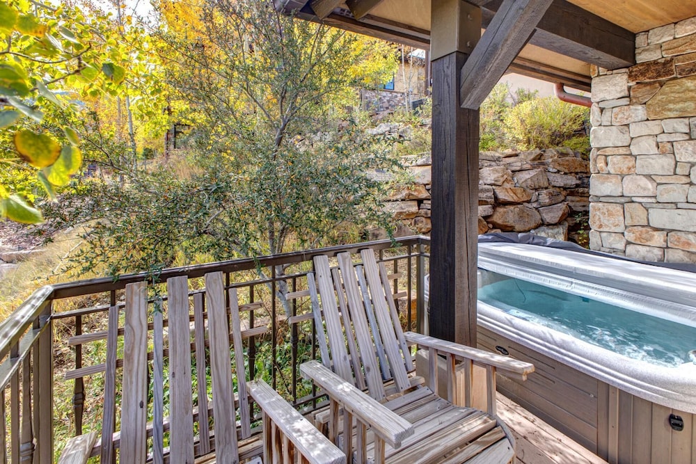Vintage on the Strand 2 bedrooms Ski Out VIN-14 by KBM