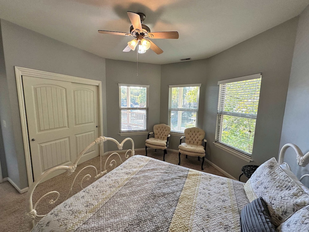 Lake It Easy - Waterfront Getaway With 7 Bedrooms!