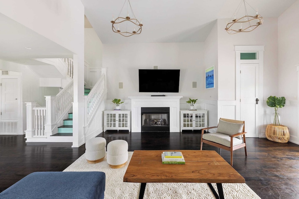 Luxe Villa Near Beach, Pool + Hottub, Chef's Kitchen Woodward Way by Avantstay