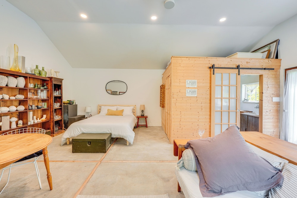 Highland 1850s Studio Barn on Sprawling 4.5 Acres!