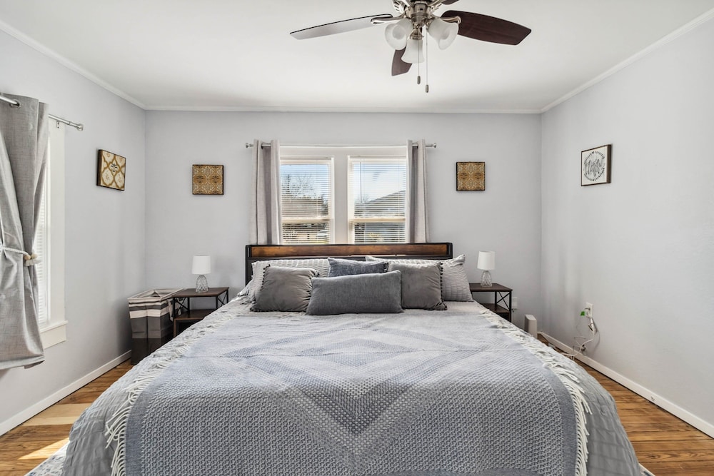 Charming Bungalow In Mckinney Walk To Downtown 2 Bedroom Bungalow