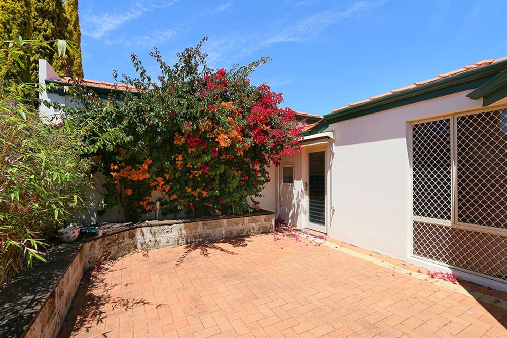 Stunning 3 Bedroom House With Garden, Close to CBD view 3