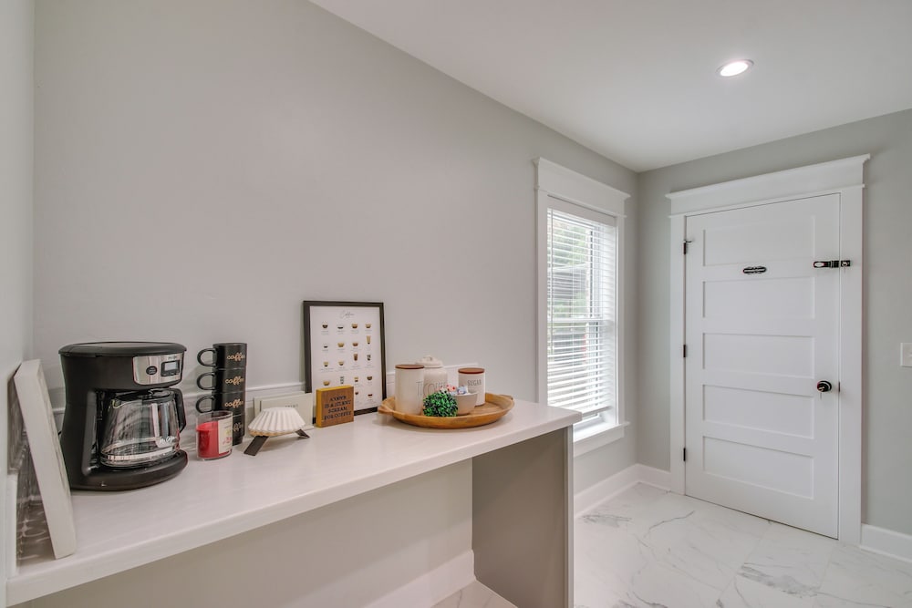 Convenient OKC Apartment: 4 Mi to Dtwn!